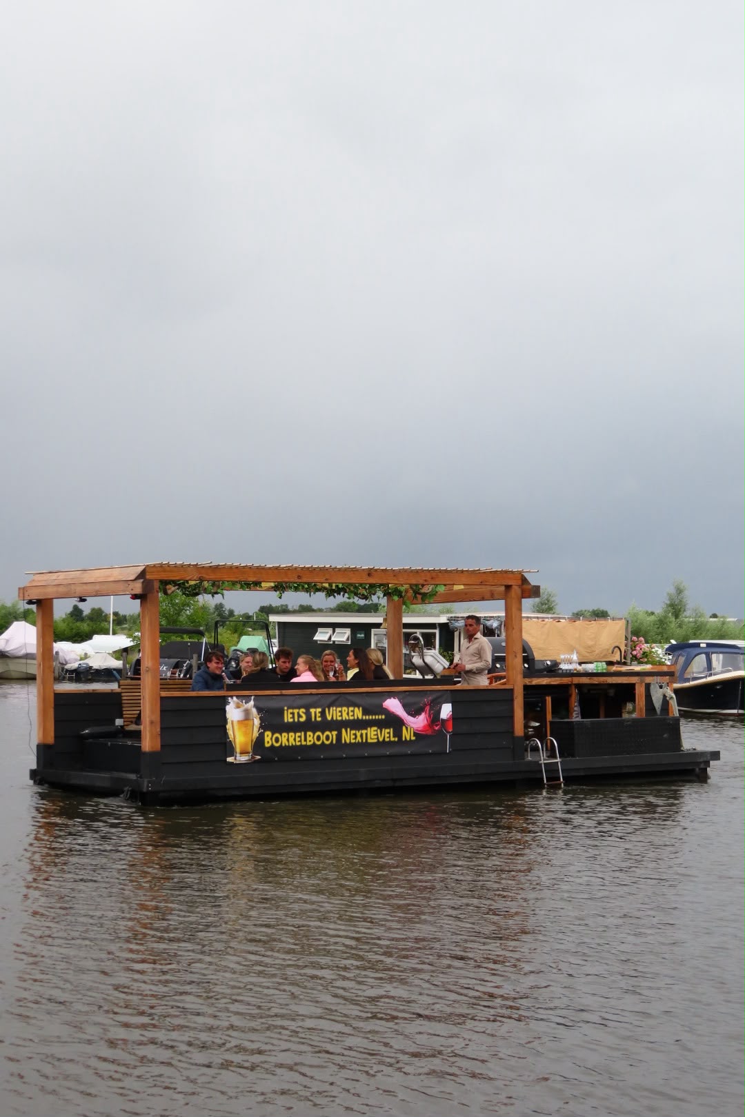 Borrelboot Nextlevel varend met een gezelschap aan boord