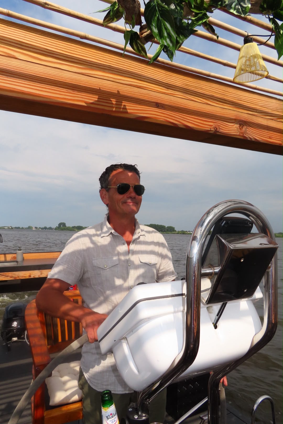 De schipper aan het roer van Borrelboot Nextlevel